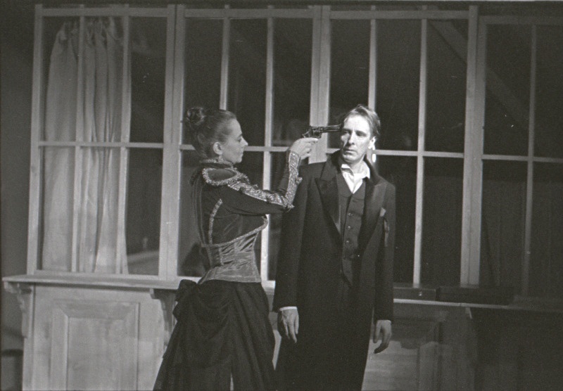 Stseen H. Ibseni draamast Hedda Gabler Eesti Draamateatris. Hedda Gabler - Ülle Kaljuste ja Ellert – Lembit Ulfsak.