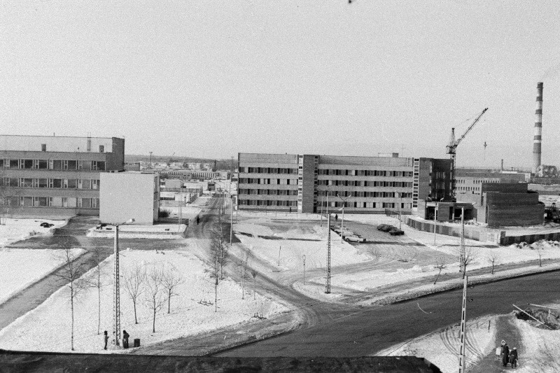 Vaade Mustamäel Akadeemia tee ääres asuvale teaduslinnakule. Vasakul Eesti NSV TA Keemia Instituut, otse ees Eesti NSV TA Küberneetika Instituut.