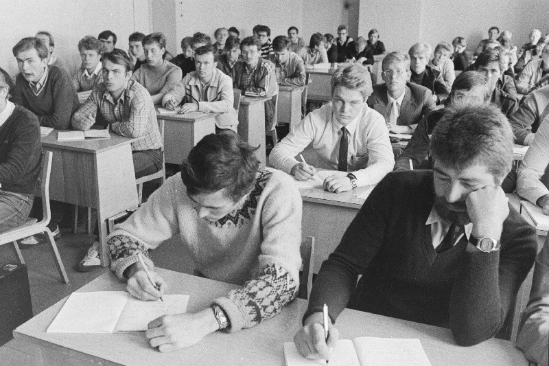Tallinna Polütehnilise Instituudi ehitusteaduskonna teise kursuse üliõpilased arvutustehnika loengul