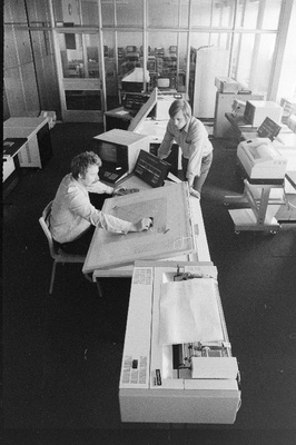 Tallinna Polütehnilise Instituudi insenerid Meelis Antoi (vasakul) ja Igor Volter mikroprotsessori laboratooriumis.  duplicate photo