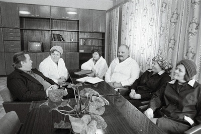 Pärnu rajooni "Edasi" kolhoosi peazootehnik Toomas Ott (vasakult), seakasvatuse zootehnik Valentina Kera, brigadir Vaike Tammik, farmimehaanik Lembit Ainsar, veterinaararst Arseni Põldve, poegimissigala operaatorid Maie Põldmaa ja Vilma Kuuskmaa töö üle mõtteid vahetamas.  duplicate photo