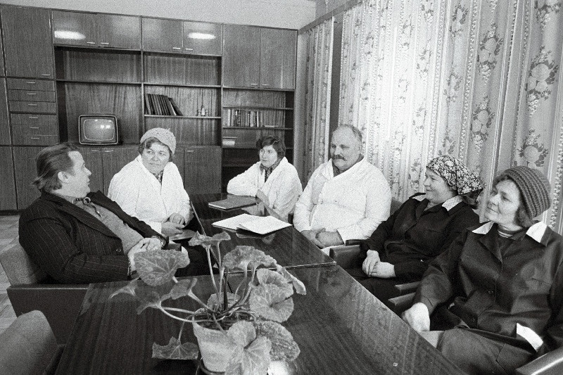 Pärnu rajooni "Edasi" kolhoosi peazootehnik Toomas Ott (vasakult), seakasvatuse zootehnik Valentina Kera, brigadir Vaike Tammik, farmimehaanik Lembit Ainsar, veterinaararst Arseni Põldve, poegimissigala operaatorid Maie Põldmaa ja Vilma Kuuskmaa töö üle mõtteid vahetamas.