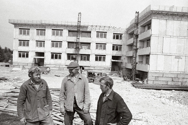 Hiiumaa Kolhooside Ehituskontori brigadir Vello Tamm (vasakul) koos oma brigaadi liikmete Hugo Riiva ja Villem Altiga Kärdlas Hiiu tänavale ehitatava hoone juures.