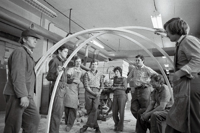 Hiiumaa Metsamajandi Toomas Koori ehitustislerite brigaad (vasakult) Väino Rakkaselg, Toomas Kallas, Peeter Avasaar, Toomas Koor, Alli Regi, Urmet Sülla, Ats Viin, Maidu Kattel.