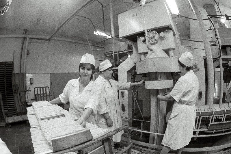 Koondise "Leibur" 4. tehase makaronitsehhi pressitööline Aili Brandt (esiplaanil) töötamas.