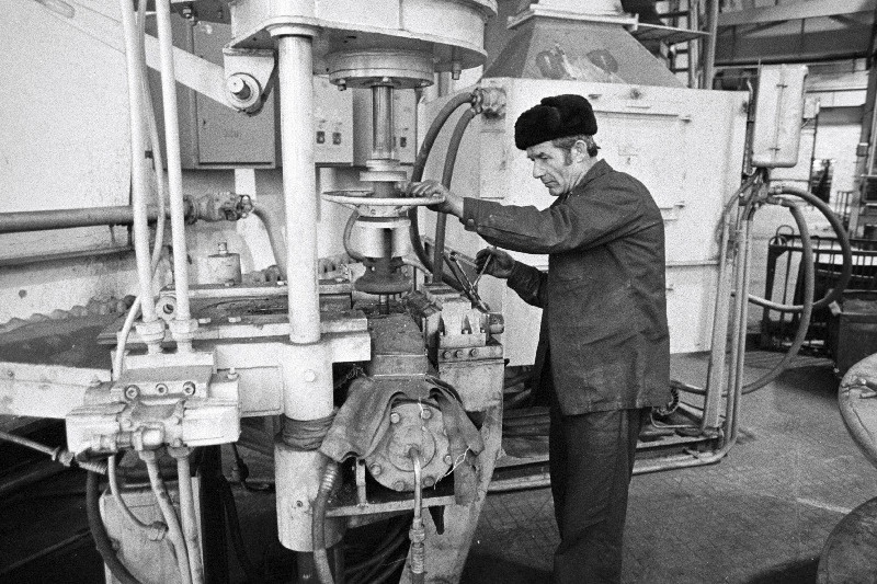 Eesti Kalalaevaremondi Tootmiskoondise Balti Laevaremonditehase brigadir Nikolai Gorevalov töötab armatuuri lahtimonteerimise pingil.