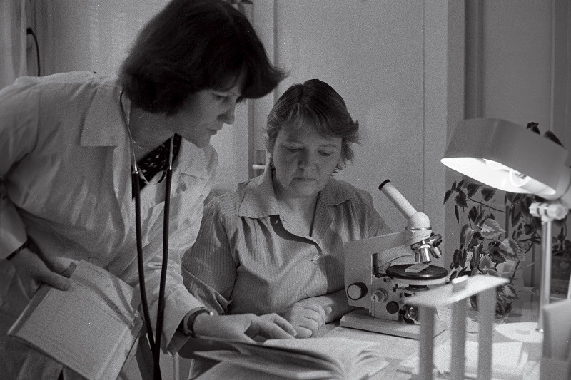 Harju rajooni Ranna sovhoosi ambulatooriumi juhataja Hille Kaun ja füsioteraapiaprotseduuride õde Helga Tammemägi.