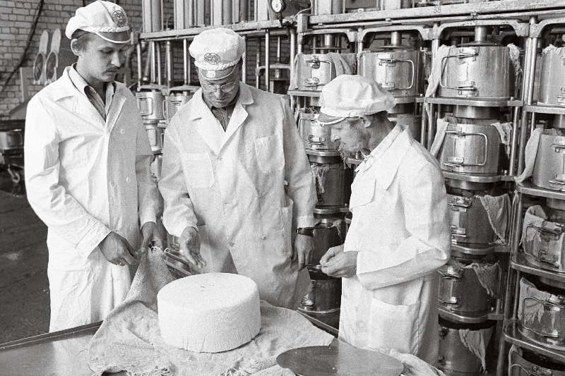 Võru Piimatoodete Kombinaadi rahvakontrollgrupi esimees Vladimir Bild (paremalt), tooraine ja toodangu kvaliteedi sektori liige Jaan Kikas ning ehituse ja uue tehnika juurutamise kontrolli sektori juhataja Leonid Dolenko.