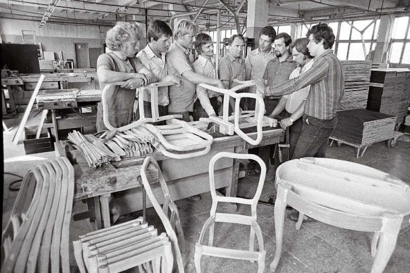 Mööbli Teadustootmiskoondise "Standard" 3. tsehhi brigadir Avo Kruusvee brigaad (vasakult) Enn Kiitsak, Priit Pungas, Märt Treiberg, Lembit Teigar, brigadir Avo Kruusvee, Aivar Errit, Harry Saarm, Rein Tamre ja Toivo Lukk söögitoakomplekti "Bella" valmistamas.