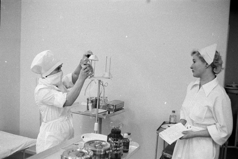 Tallinna Kiirabihaigla õppeklassis kontrollib veresoonte kirurgia osakonna vanemmeditsiiniõde Kristiina Kurvits, kuidas kolleeg Krista Laaman paneb tilkinfusiooniseadet töökorda.