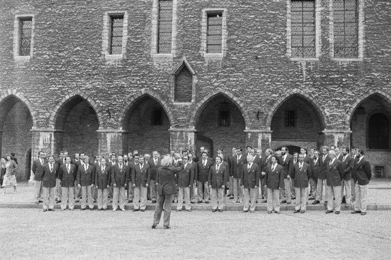 Riikliku Akadeemilise Meeskoori kontsert dirigent Kuno Arengu juhatusel Raekoja platsil.