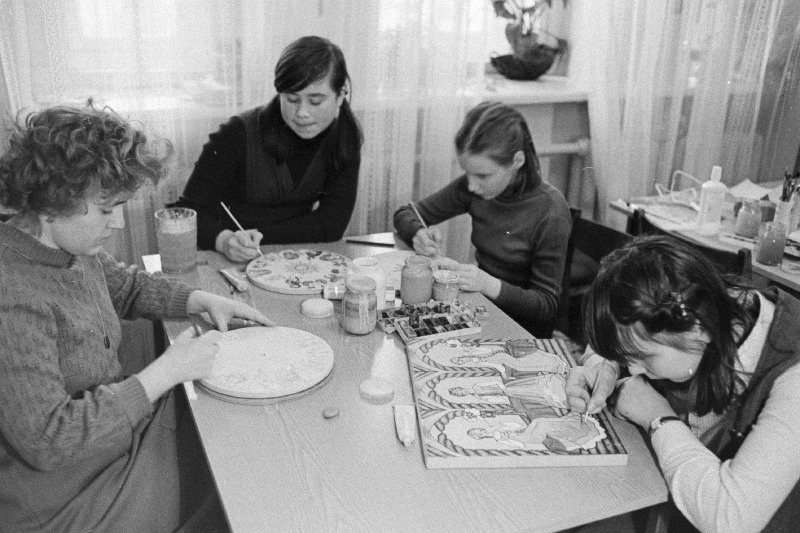 A. Kreitsbergi nim. Lasteklubi kunstiringi juhendaja Larissa Lukina koos Narva 4. Keskkooli õpilaste Lille Kilbi, Maria Sabrõgina ja Olga Kaizeiga.