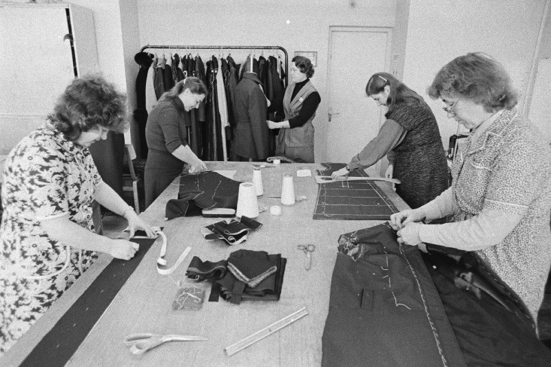 Viljandi Teenindustootmisvalitsuse rätsepad (vasakult) Katrin Saarik, Svetlana Põder, Külvi Kaljapulk, Lea Krobka ja Anfissa Tšerbakova.