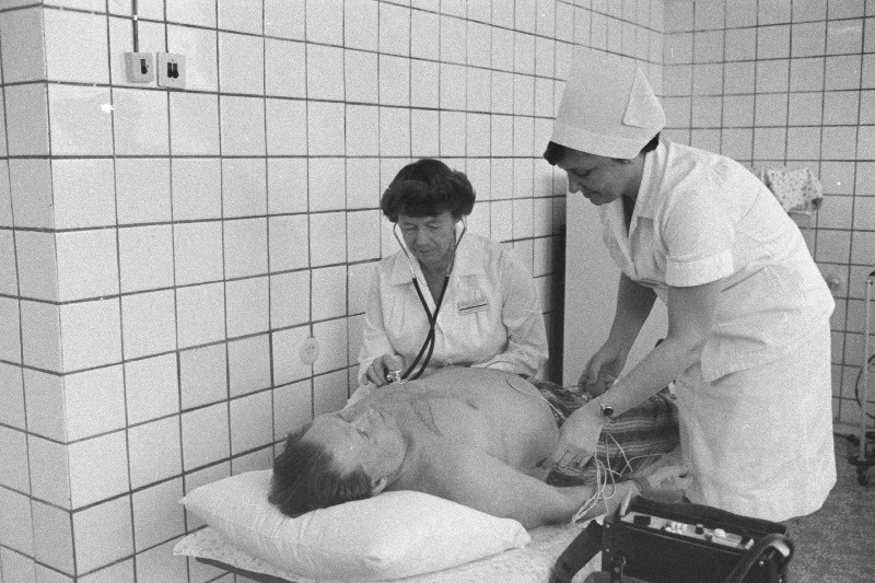 Vabariikliku Laevanduse Keskhaigla kardioloogia ja pulmonoloogia osakonna juhataja, Eesti NSV teeneline arst Luule Valdes ja vanemõde Elle Mikiver kontrollivad haige tervist.