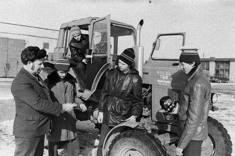 Viljandi rajooni "Kindla Tee" kolhoosi töökoja juhataja Juhan Aidak ja Sürgavere 8-klassilise kooli õpilased, põllumajandustehnika ringi liikmed Enn Türk, Marko Reimann, Marek Aron ja Alo Koik.