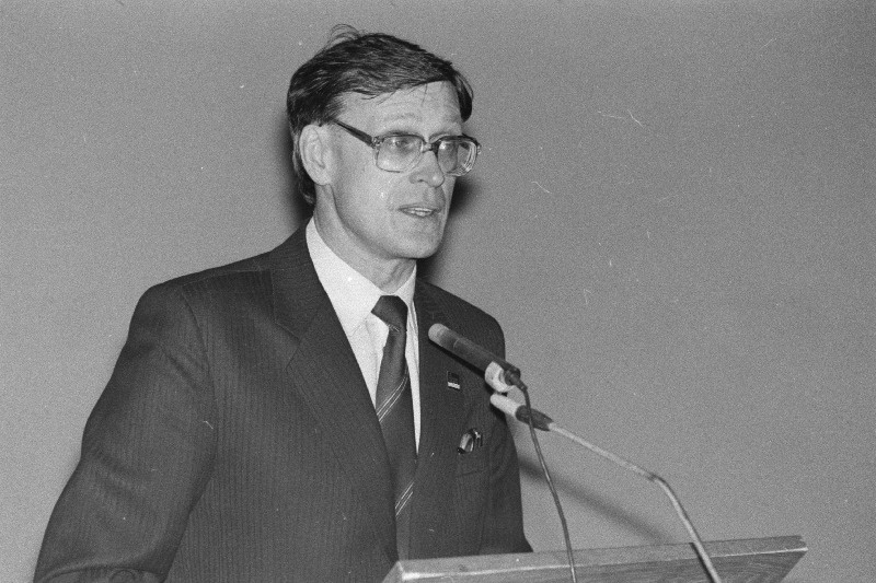 Harju rajoonis toimunud ajalehe "Rahva Hääl" kirjapäevade lõpetamisel Lagedi kultuurikeskuses vastab töötajate küsimustele Harju Rajooni RSN Täitevkomitee esimees Enn Luik.