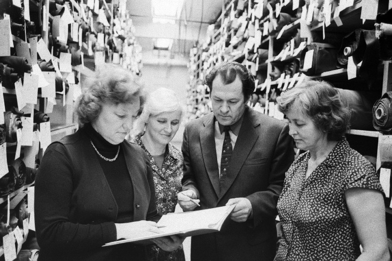 Õmblustootmiskoondise "Baltika" peadirektor B. Pivnik ettevõtte töötajate Õ. Augeri, E. Põllu ja S. Varikuga tootmisprobleeme vaagimas.