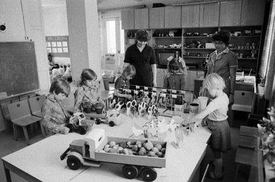 Kose Rajoonidevahelise Põllumajandustehnika Tootmiskoondise lastepäevakodu juhataja Pille Rask (vasakul) ja kasvataja Evi Balitski jälgivad laste mängimist.  duplicate photo