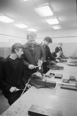 Tallinna Kalinini Rajooni Koolidevahelise Õppetootmiskoondise tööriistalukksepa eriala väljaõppemeister Rein Kotk kontrollib õpilaste töid.  duplicate photo