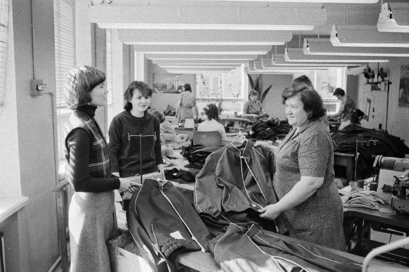 Tootmiskoondise "Lembitu" kommunistliku laupäevaku staabi liige tootmisdirektor Mare-Ann Perkmann (vasakult) ja 1. tsehhi meister Kersti Reemann arutavad laupäevakuplaane 1. tsehhi meeste ülerõivaste pooltoodete valmistajate brigadiri Elvi Müllneriga.