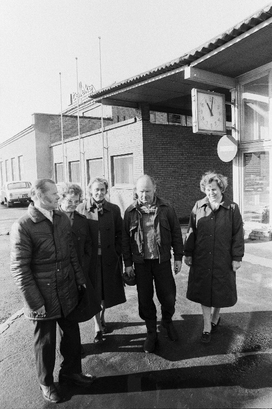 Tootmiskoondise "Talleks" freesija Erich Merimaa (vasakult), operaator Evi Merimaa, operaator Tatjana Merimaa, katsetaja Kalju Merimaa ja vanemtehnoloog Erika Merimaa.