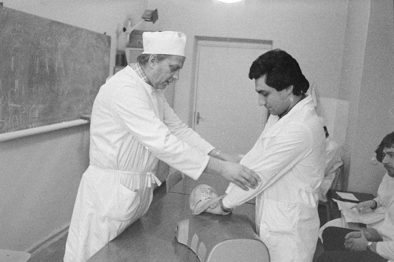 Tartu Riikliku Ülikooli üldkirurgia anestesioloogia ja reanimatoloogia kateedri juhataja dotsent Raul Talvik (vasakul) ja arstiteaduskonna VI kursuse üliõplane Hovhannes Sargisjan Tartu Kliinilise Haigla reanimatsiooniosakonnas