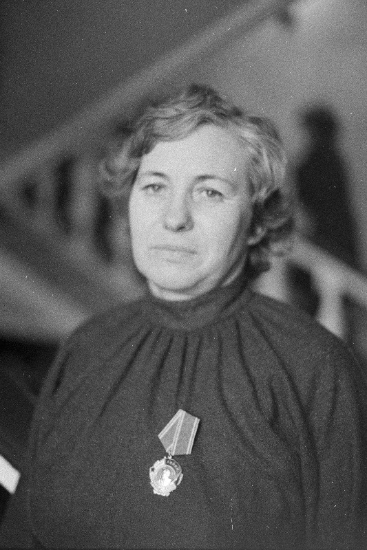 Rakvere rajooni E.Vilde nim, kolhoosi Inju osakonna poegimissigala emisetalitaja Lenini ja Tööpunalipu ordeniga ning ordeniga "Austuse märk" autasustatud Milvi Pehk.