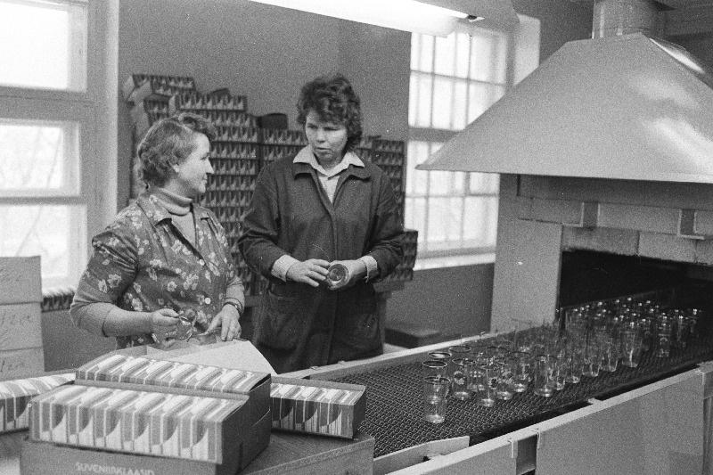 Tartu Ehitusmaterjalide Tehase keraamikatsehhi pakkija Teele Orti ja brigadir Ulve Raudsepp tunnelahjust väljatulevat toodangut kontrollimas ja pakkimas.