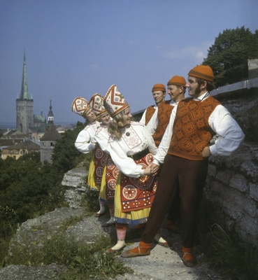Rahvatantsijad vanalinnas.  similar photo
