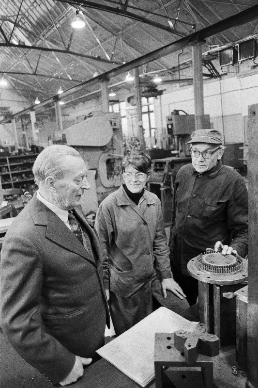 Sotsialistliku töö kangelane, J.Lauristini nim. Tallinna Masinatehase töötaja Hans Liblik (vasakult) peab nõu järjekordse uuenduse elluviimise üle tööriistatsehhi meistri Tatjana Arno ja sama tsehhi treiali Aleksandr Vaikiga.
