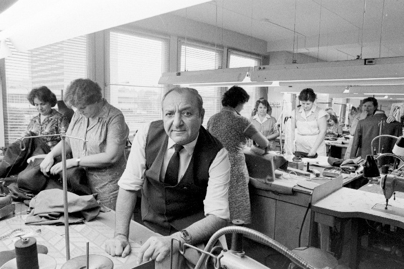 Eesti NSV teeneline teenindustöötaja tootmiskoondise "Lembitu" juurdelõikajate brigadir Tööpunalipu ordeniga autasustatud Aikaz Mkrtõtšan.