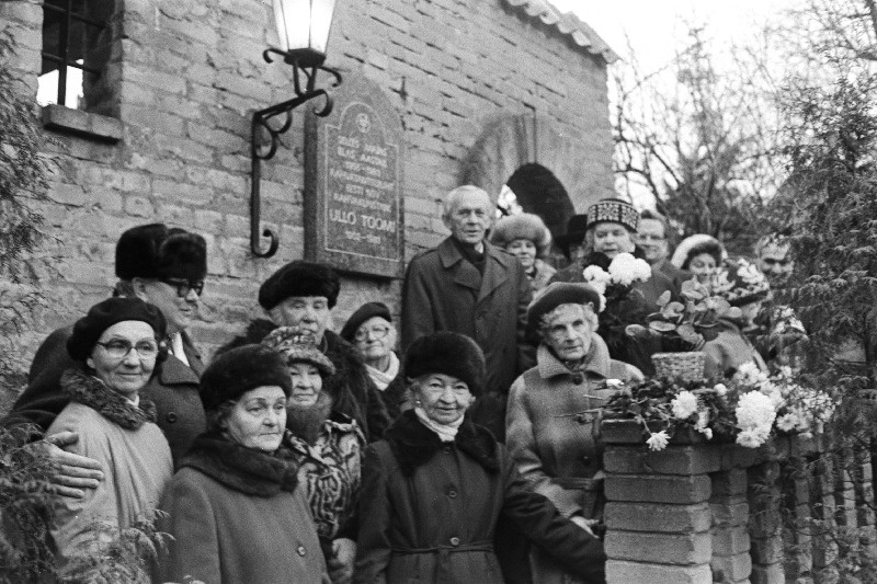 Eesti NSV rahvakunstnik Ullo Toomile mälestustahvli avamine tema elamule Oru tänaval.