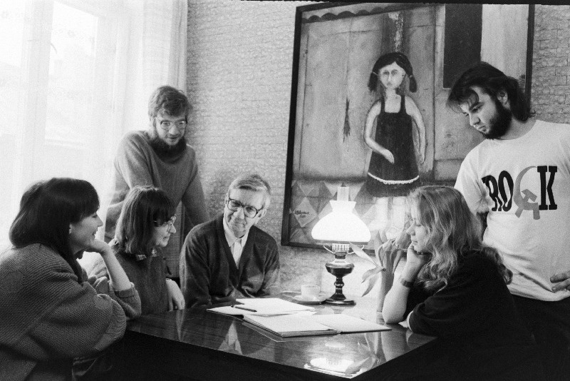 Eesti NSV teeneline kirjanik Eno Raud (vasakult 3.) oma perekonna keskel. Rosita Raud, Aino Pervik, (vasakul seisab) Rein Raud, Eno Raud, Piret Raud ja Mihkel Raud (seisab paremal).