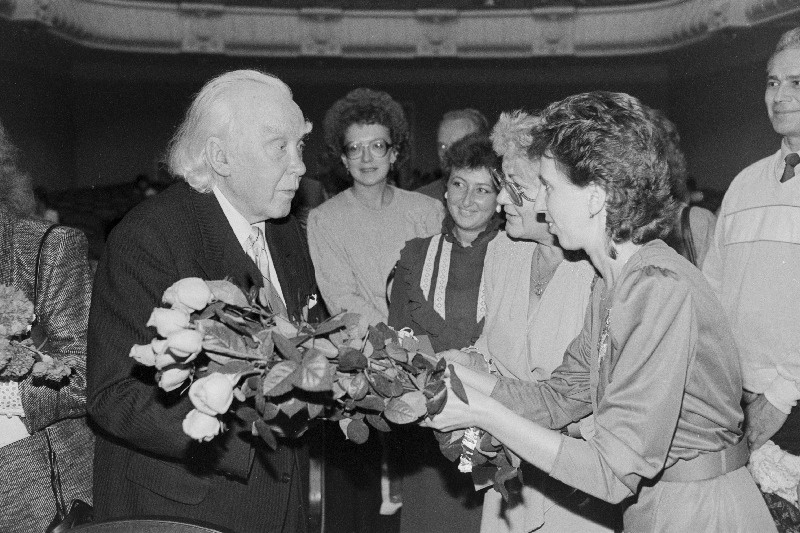 Külaliskooride esindajad õnnitlevad NSV Liidu rahvakunstnikku Gustav Ernesaksa rahvusvahelise koorifestivali Tallinn 1988 ajal.