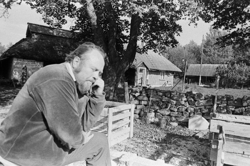 Tarbekaupade tootmiskooperatiivi Dolokivi esimees Volli Sai oma talu õuel.