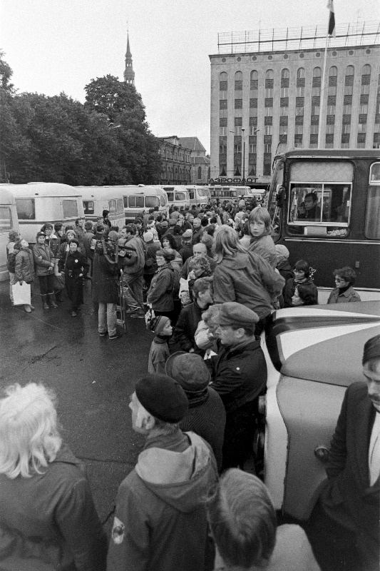 Harju ja Rapla rajooni majanditesse sõitvad talgulised Vabaduse väljakul.