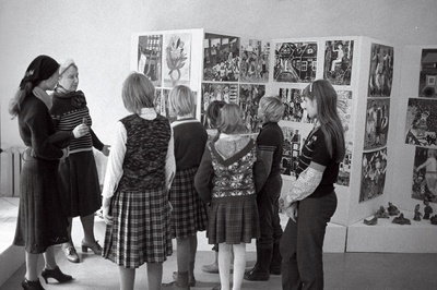 Rapla rajooni Hagudi 8-klassilise kooli õpilased koos õpetaja Virve Õunapuuga laste loomingumajas Tallinnas.  similar photo