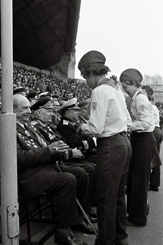 Pioneerid annavad Suure Isamaasõja veteranidele lilli võidupüha tähistamise pidulikul miitingul Lauluväljakul.