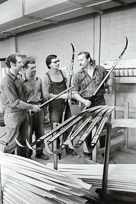Suusavabriku "Dünamo" Sergei Vinogradovi kompleksbrigaadi liikmed (vasakult) Vjatšeslav Vassiljev, Vladimir Vlassov, Viktor Nikopensius ja Jüri Kurrel suuskade kvaliteedi üle aru pidamas.  similar photo