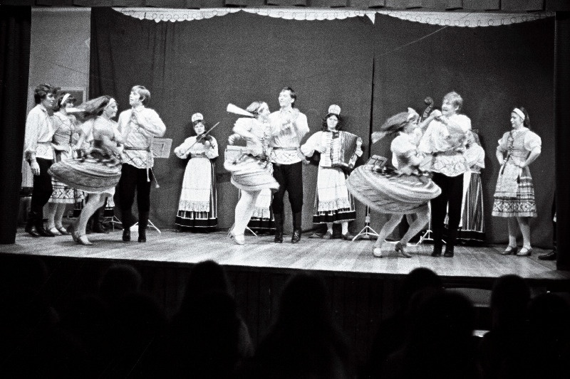 ENSV Ülemnõukogu valmimiste päeval Tallinna linna Oktoobri rajooni valimisjaoskonnas nr. 18 esineb valijatele J.Kreuksi nim. Kultuuripalee rahvatantsuansambel "Sõprus"