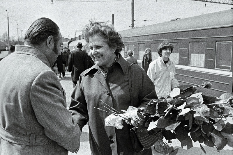 Saksa DV Schwerini ringkonnas sõprusrongiga külaskäigul viibinud Eesti NSV delegatsiooni juhti ENSV Ülemnõukogu Presiidiumi esimehe asetäitja M.Vannase tervitamine Balti jaamas.