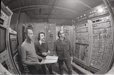 Tallinna teletorni televisiooni ja raadio ultralühilainesaatjate juures on saatekeskuse tsehhiülem Ants Erendi (vasakult), insener Igor Lukas ja vaneminsener Lembit Laur.  similar photo