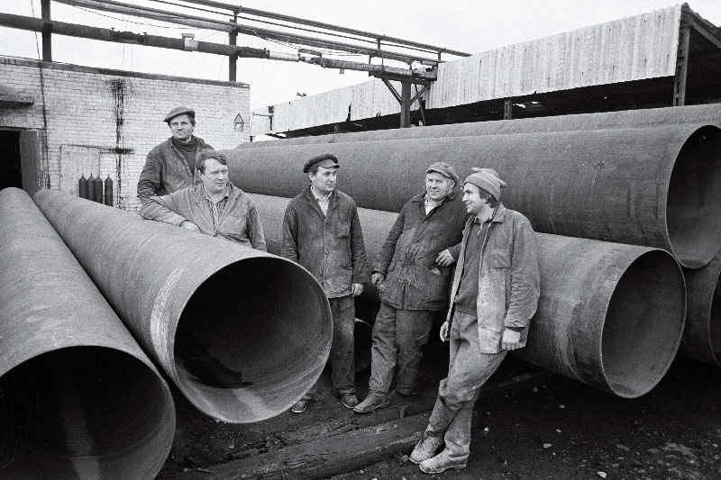 Tallinna Betoonitehase Lasnamäe tsehhi toruisoleerijate brigaad (vasakult) Dmitri Muhhin, Konstantin Martinjanov, brigadir Pjotr Gomar, Viktor Solovjov ja Aleksandr Fedotov.