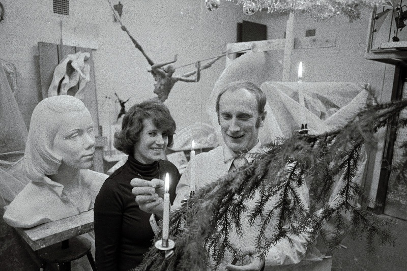 Skulptorid Ilme ja Riho Kuld oma kodus.