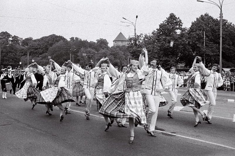 Tantsijad Leedu NSV-st Eesti NSV rahvatantsupeol.