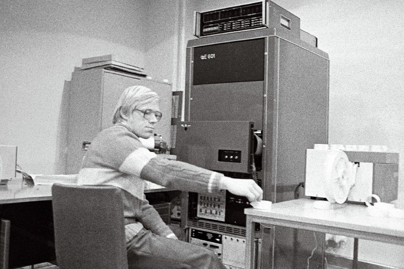 Eesti NSV TA Küberneetika Instituudi Arvutustehnika Erikonstrueerimisbüroo väikearvutite programmeerimise osakonna vaneminsener Rein Paluoja süsteemi
programmi kontrollimas.