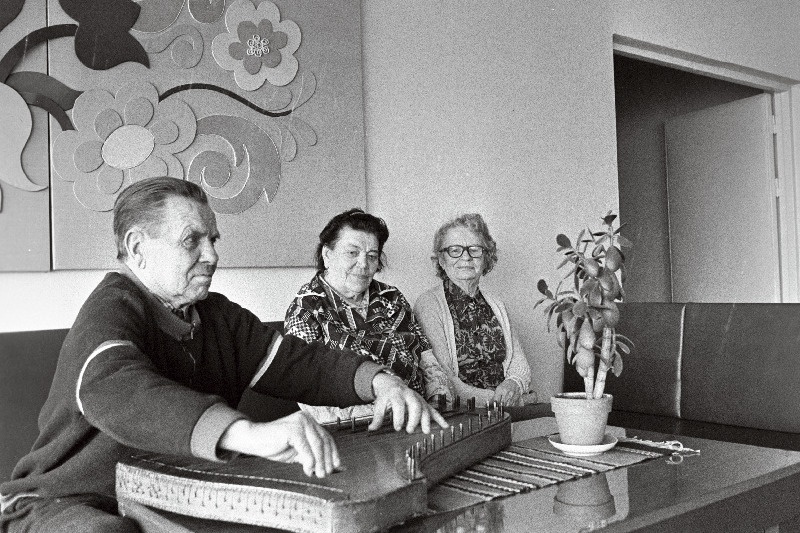S.M. Kirovi nim. näidiskalurikolhoosi pansionaadis "Rannapere" mängib kannelt Suure Isamaasõja veteran Eduard Kass ja kuulavad Juuli Kull ning Salme Lepa.
