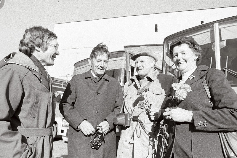 Saksa DV Schwerini ringkonnast sõprusrongiga saabunud Jürgenshageni põllumajanduskooperatiivi osakonnajuhatajat Paul Komarowskit ja noorkarjatalitajat Thea Harderit tervitavad Balti jaamas Võru rajooni V.I. Lenini nimelise kolhoosi parteikomitee sekretär Lenhart Piller (vasakult) ja esimees Arvo Taal.