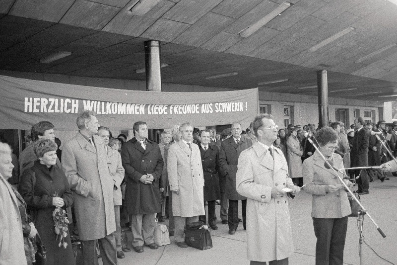 Saksa DV Schwerini ringkonnast sõprusrongiga saabunute vastuvõtul kõneleb Saksamaa Sotsialistliku Ühtsuspartei Schwerini ringkonnakomitee sekretär Erich Ulbrich.