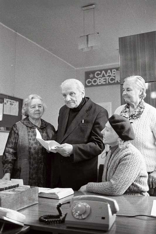 Tallinna Vineeri- ja Mööblikombinaadi pensionäride nõukogu esimees Andrei Elmanovitš ning aktivistid (vasakult) Liidia Hiis, Elviine Niinesalu ja Hilda Glüche.